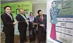  ??  ?? SIRAJUDDIN (kanan) melihat aplikasi Verify Halal bersama Amnah (dua dari kanan), Dr Ameer Ali (dua dari kiri).