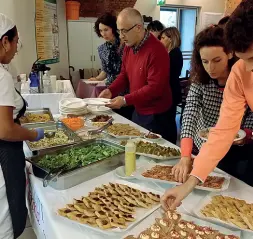  ??  ?? C’era una volta il buffet La nuova tendenza dell’apericena