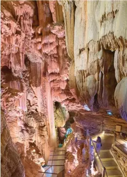 ??  ?? Au fond du gouffre de Padirac, premier site naturel souterrain de France, vous vivrez une expérience mémorable.
