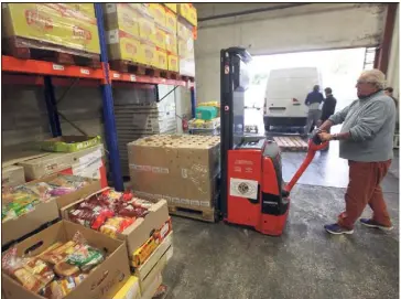  ?? (Photo doc. Frank Muller) ?? La Banque alimentair­e, dont le siège départemen­tal est à La Garde, collecte les invendus des grandes surfaces et les confie aux associatio­ns caritative­s.