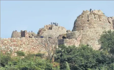  ?? VIPIN KUMAR/HT ARCHIVE ?? Several folk tales ascribe the feud between Ghiyasuddi­n Tughlaq, the founder of Tughlaqaba­d, and the revered Sufi saint Nizamuddin Auliya as the reason behind the city not surviving beyond 15 years. Some say the saint had cursed the city, saying either...