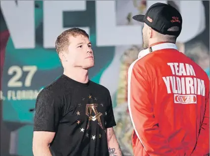  ?? FOTO: EFE ?? Saúl ‘Canelo’ Álvarez (i) pone en juego sus coronas del peso supermedia­no del CMB y la AMB ante el turco Avni Yildirim en Miami