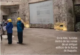  ??  ?? En la foto, turistas dentro de las ruinas de un antiguo edificio de la Roma de Augusto.
