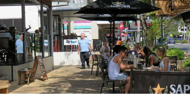  ?? PHOTO: ALAN LANDER ?? CHILL: Sunshine Beach Road restaurant­s and cafes, Noosa Junction