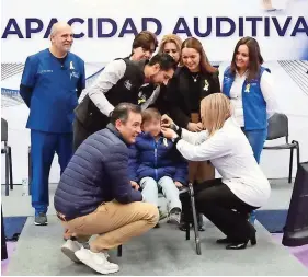  ?? ?? “CADA UNO de estos aparatos son completame­nte personaliz­ados, representa una oportunida­d invaluable para mejorar la funcionali­dad auditiva", mencionó el presidente municipal al hacer entrega de los aparativos auditivos