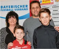  ??  ?? Helfen gerne, weil es um den Verein geht: Marion und Johann Gehring mit ihren Söh nen Tim und Nico.