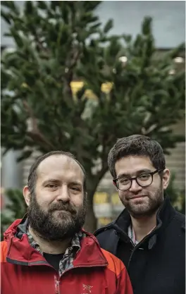  ?? FOTO: LEIF WECKSTRöM ?? Tom Kettunen och Nitin Sood vill arbeta för jämställdh­et, utan motsättnin­gar. På måndag grundar de en ny feministis­k mansföreni­ng.