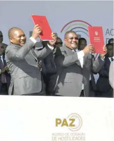  ?? — AFP ?? President Filipe Nyusi (L) and Renamo leader Ossufo Momade signed a precursor accord on August 1 to formally end military hostilitie­s.