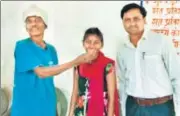  ?? HT PHOTO ?? Anu Kumari, 18, with her father Chalitar Parahiya (left), who showed immense courage to let her pursue her studies against his Parahiya tribe’s practise of marrying off the daughters at an early age.