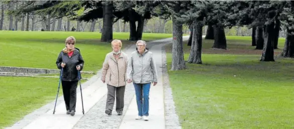  ?? Foto: Javier Bergasa ?? Tres mujeres mayores pasean por la Vuelta del Castillo.