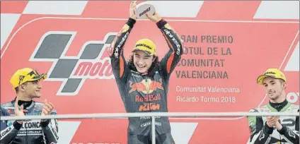  ?? FOTO: EFE ?? Jorge Martín y Johan McPhee aplauden a Can Oncu. Debut y triunfo en Moto3 para el ganador más joven de la historia