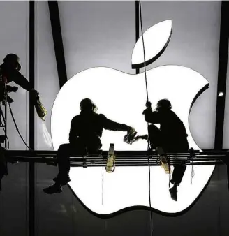  ?? Chance Chan - 13.mai.2016/Reuters ?? Trabalhado­res preparam abertura de loja da Apple na cidade de Hangzhou, na China