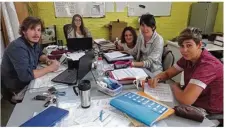  ??  ?? À l’Espace Georges-Thurin, Natacha Desmarets (au centre) la directrice, encadre plusieurs salariés en contrats aidés.