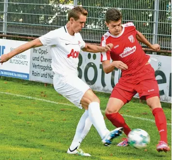  ?? Foto: Gerd Jung ?? Ein Rainer und ein Ex Rainer: Sebastian Mitterhube­r (links) spielte einst für den TSV Rain und nun für den SV Türkgücü Ataspor München. Rechts: Michael Krabler.