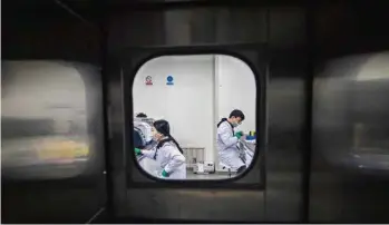  ?? (ALEKSANDAR PLAVEVSKI/EPA/KEYSTONE) ?? Dans un laboratoir­e de séquençage génomique, en Chine.