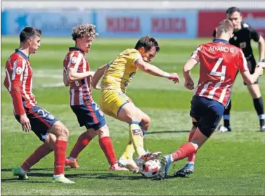  ??  ?? Los jugadores del Atleti B tratan de recuperar el balón en el partido contra el Navalcarne­ro.