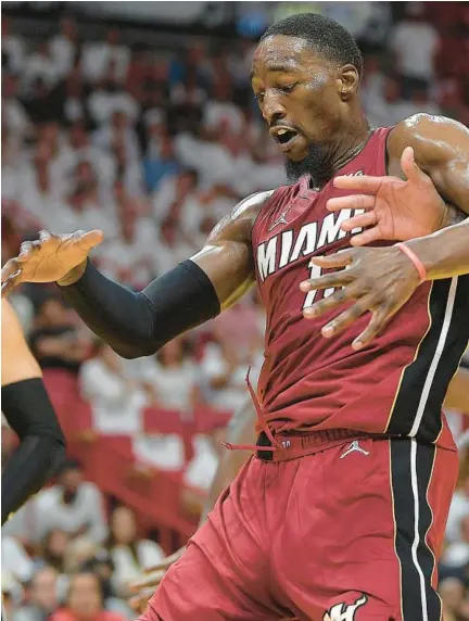  ?? MICHAEL LAUGHLIN/SUN SENTINEL ?? Amid their White Hot playoff theme, the Miami Heat played Tuesday in red.