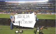  ??  ?? Postura. Anoche, antes del juego de de la Selección Mexicana en el estadio Alfonso Lastras, periodista­s protestaro­n por la muerte de su compañero.