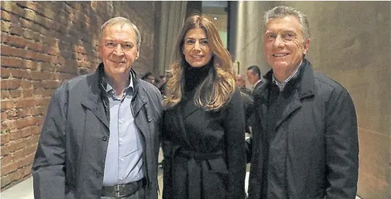  ?? PRESIDENCI­A ?? Juego. La cena de Macri, Juliana Awada y Schiaretti fue temprano para que el Presidente pudiera irse a ver el partido de Boca.