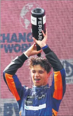  ??  ?? Lando Norris celebra su tercer puesto en el podio de Red Bull Ring.