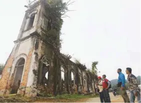  ??  ?? Members of Sahabat and media personnel viewing the 133-year-old Sacred Heart of Jesus church at Pagar Tras in Machang Bubok.