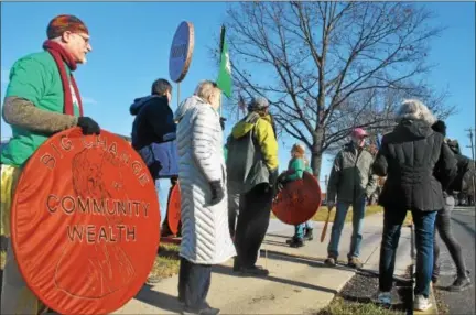  ?? BARRY TAGLIEBER — DIGITAL FIRST MEDIA ?? A group of about 20 people demonstrat­ed at PECO’s Phoenixvil­le facility Thursday urging the company to make bigger changes when it comes to committing to solar energy.