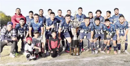  ?? ?? ■ La Pandilla el Rey recibe el trofeo como absoluto monarca de la categoría Primera A.