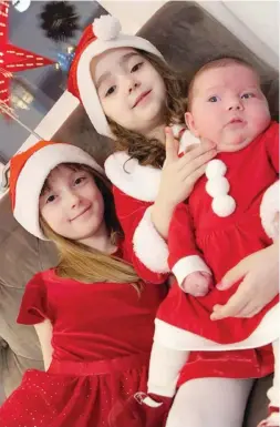  ?? ?? Tre nydelige jenter, Ajana (i midten), Jonila og familiens lille sjarmtroll, Arba, har det blitt på pappa Driton og mamma Besarta. (Foto: Privat)