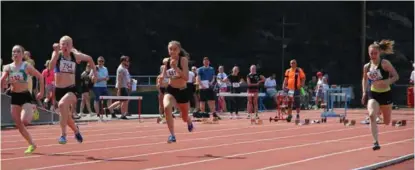  ??  ?? 60 METER: Rebecka Dale (til v.) og Anne Tharaldsen Danielsen (midten) under 60 meter på Fana Stadion.