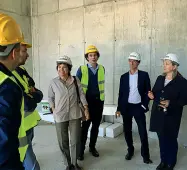  ??  ?? In cantiere La delegazion­e della presidenza del Consiglio con la senatrice Laura Puppato durante la visita alle scuole in costruzion­e ad Asolo e Maser