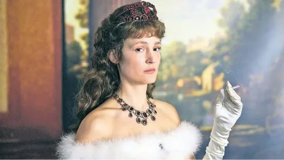  ?? ?? Die luxemburgi­sche Schauspiel­erin Vicky Krieps verkörpert in Marie Kreuzers Film „Corsage“die österreich­ische Kaiserin Elisabeth.