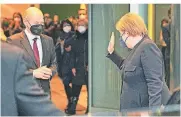  ?? FOTO: DPA ?? Olaf Scholz begleitete Angela Merkel zu ihrem Auto. Sie winkt zum Abschied.