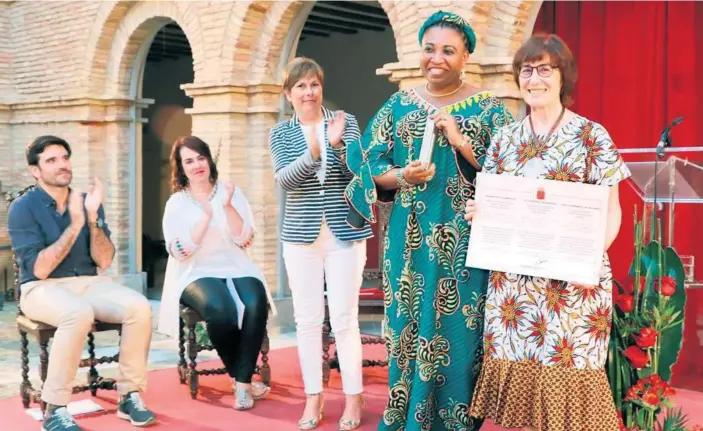  ??  ?? Eneko Larrarte, Ainhoa Aznárez y Uxue Barkos aplauden mientras la presidenta de la WILPF, Joy Ada Onyseoh, y la de WILPF España, Carmen Magallón, posan con el premio.