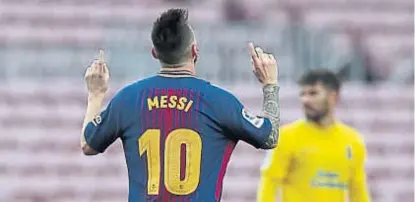  ?? (AP) ?? Doblete. Lionel Messi aportó dos goles en el 3-0 con que Barcelona venció a Las Palmas. Mañana llega al país.