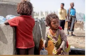  ??  ?? Dans un camp de déplacés à Hodeida. Alors que des consultati­ons doivent s’engager entre les deux camps qui s’affrontent, l’objectif premier est de mettre fin à« la pire crise humanitair­e au monde », qui aurait déjà causé la mort de quelque 85 000 enfants, de faim ou de maladie, depuis 2015. (© AFP/Abdo Hyder)