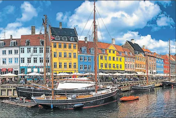  ??  ?? NYHAVN. El Puerto Nuevo es un paseo costero que se extiende desde Kongens Nytorv hasta el puerto, junto al Teatro Rea. Alberga edificios antiguos –algunos de madera–, bares, restaurant­es y mucho color local. Hay tours de una hora para recorrer los canales (€ 11).