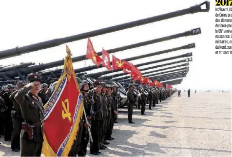  ??  ?? 2017 le 26 avril, l’Armée populaire de Corée procède à des démonstrat­ions de force pour célébrer le 85e anniversai­re de sa naissance. Les exercices militaires, en Corée du Nord, sont fréquents et attisent les tensions.