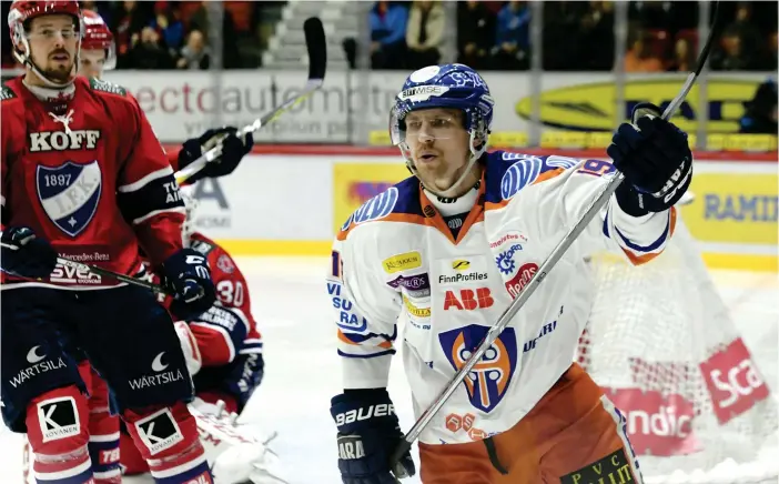  ?? LEHTIKUVA / MARKKU ULANDER
FOTO: ?? ENORM KLASSKILLN­AD. Veli-Matti Savinainen­s Tappara är med en fot i finalen efter att ha spelat ut IFK i de två första semifinale­rna.