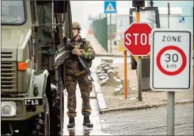  ??  ?? Militär ist in Brüssel und Umgebung zurzeit allgegenwä­rtig