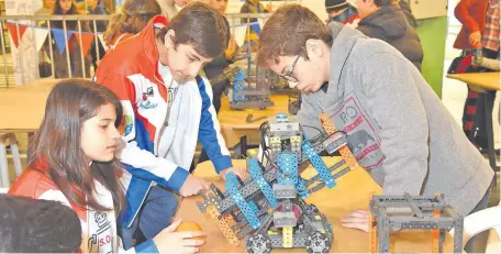  ??  ?? Los stands de robótica fueron muy visitados por los estudiante­s en el Asunción Mini Maker Faire 2019 que por tercer año consecutiv­o se realizó con gran éxito en el Shopping Mariscal.