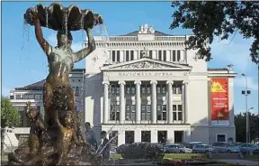  ??  ?? L’opéra de la ville est un édifice de style néoclassiq­ue.