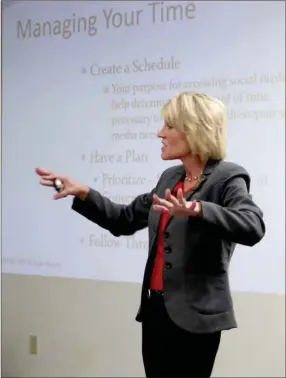  ?? LYNN KUTTER ENTERPRISE-LEADER ?? Martha Londagin with Arkansas Small Business and Technology Developmen­t Center with University of Arkansas leads a workshop on social media and marketing plans at Farmington City Hall. The seminar was sponsored by Farmington Area Chamber of Commerce.