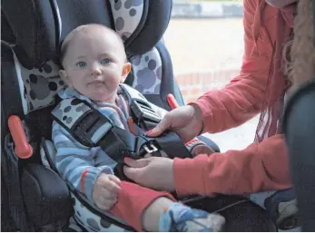  ?? FOTO: SILVIA MARKS/DPA ?? Kinder unter zwölf Jahren und kleiner als 1,50 Meter dürfen nur mit einem geeigneten Sitzsystem im Auto mitfahren.