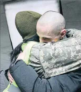  ??  ?? Un presoner ucraïnès és abraçat al control de Mairosk