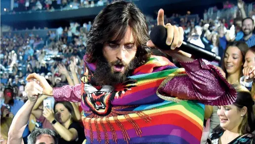  ??  ?? In concerto Jared Leto è nato in Lousiana il 26 dicembre del 1971. È il leader dei Thirty Seconds to Mars che saranno in tour in Italia: il 16 marzo a Roma, il 17 a Bologna e l’8 settembre a Milano Rocks, all’areaexpo