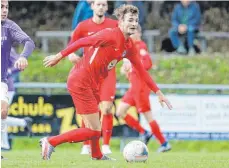  ?? FOTO: VOLKER STROHMAIER ?? Der FV Olympia Laupheim (hier Marc Vogel) trifft im Topspiel des zehnten Spieltags auf den FV Rot-Weiß Weiler.