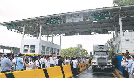  ??  ?? DATO. La unión aduanera entró en vigor el 26 de junio de este año. Imagen del momento de la apertura de la aduana de Corinto.