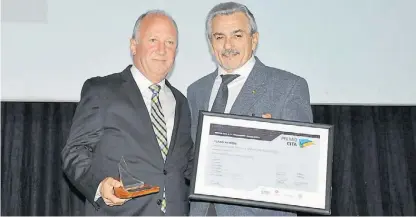  ??  ?? Premio. Reynado Postacchin­i, vicepresid­ente de Claas para Argentina, junto a Amadeo Nicora, titular del INTA.