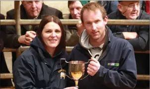  ??  ?? Dawn Kinsella of Quinns Mart presenting the winning cup to Michael Osborne, 1st best pair of continenta­l butcher heifers.