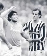  ??  ?? In alto, Tardelli con la maglia della Juve. Sotto, due campioni e suoi amici: Maradona e Platini